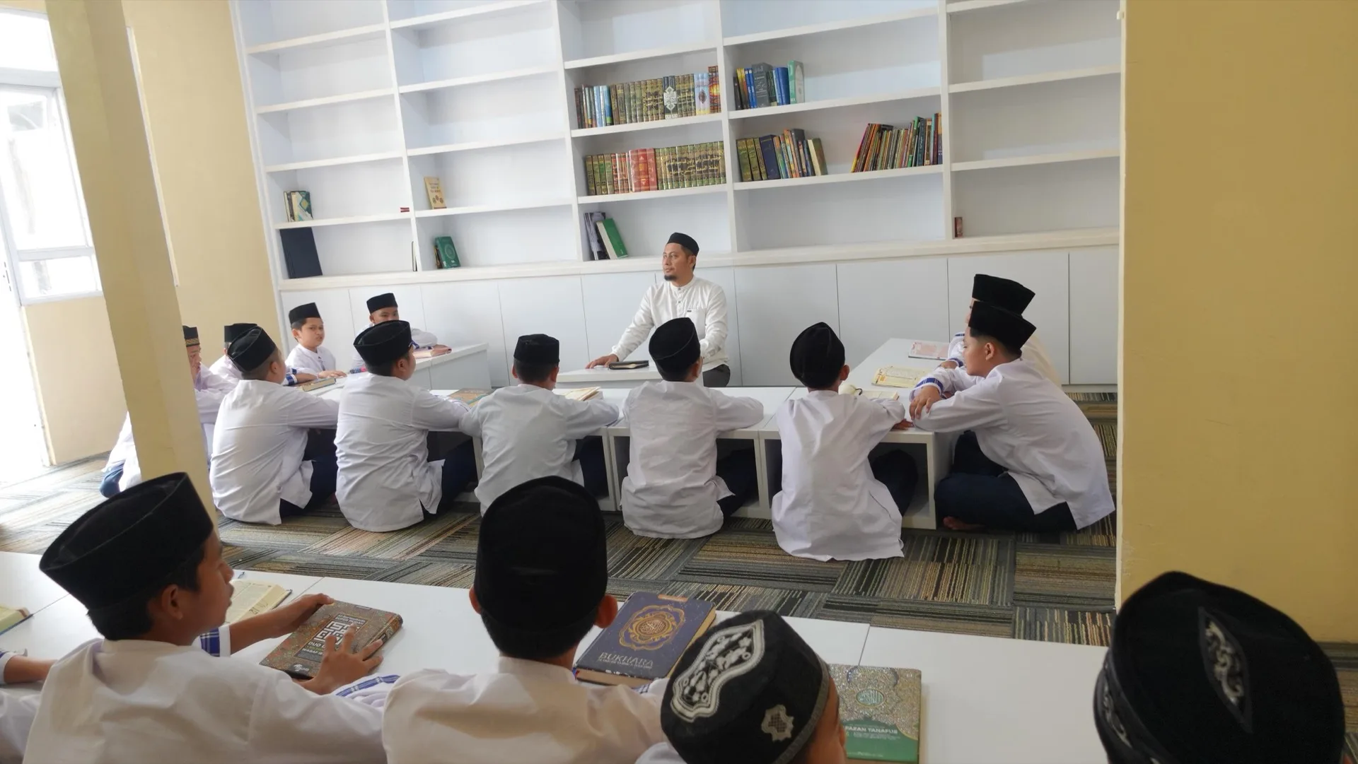 fasilitas_&_praktik_laboratorium_komputer Fasilitas & Praktik Laboratorium Komputer
