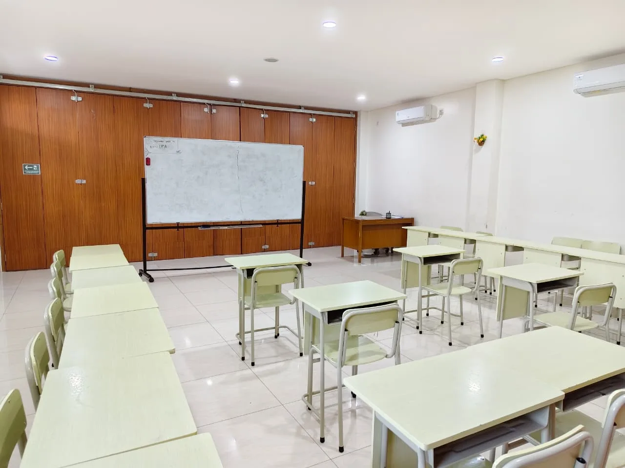 Ruang Kelas Yang Nyaman & Ber-AC Ruang Kelas SMP IT Global Mulia